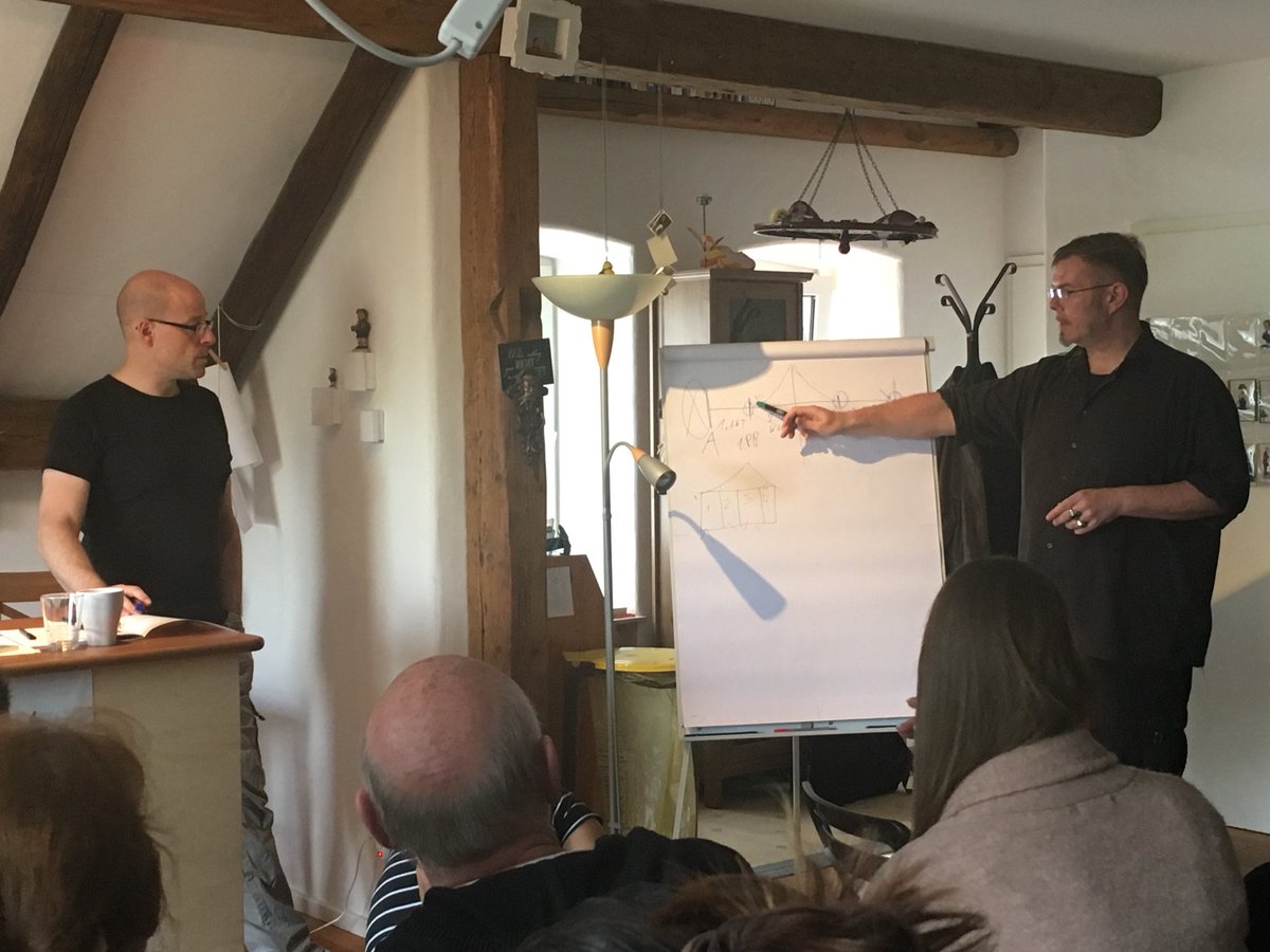 Sonja_Ruether's tweet photo. Grundlagen des professionellen Schreibens - Drei-Akt-Struktur, was für eine Show #ideenreich @markus_heitz #sinabeerwald #thomasfinn #boriskoch https://t.co/aOi6l3vjmZ
