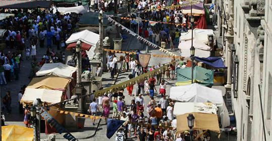 Brochazos's tweet photo. #AvilaMedieval  Este fin de semana deberías pasarte por Ávila, se celebra la edición XXII de sus Jornadas Medievales, con más de 80 actividades diarias gratuitas, y un mercado medieval. Si quieres saber más... #ÁvilaMedieval
https://t.co/ZMATWwEzZd https://t.co/eh74ZX5ixl