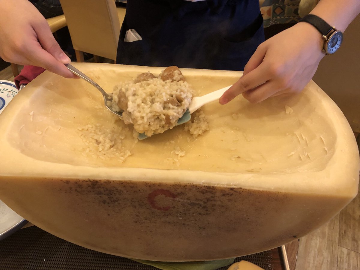 トモ 三鷹のパッパパスタ スパゲッティと自家製ケーキのお店です チーズの器 で作るポルチーニ茸のリゾットと初めてのハンバーグを頂きました パッパパスタに来たら お好みのパスタと リゾットがお勧めです デザートには ワゴンで選ぶデザート３種盛り