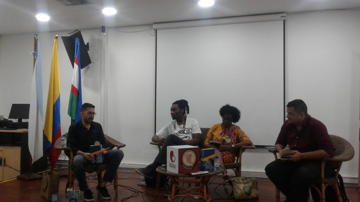 t_i_b_i_h's tweet photo. Hace unos miutos se dío inicio al conversatorio Maletín de relatos pacíficos, historias del litoral. Con la participacion del escritor Juan Álvarez, Yair Cuen, Alicia Castillo y el periodista Santiago Cruz en la Biblioteca departamental #OML2018 @UnicatolicaCali @gazaperez https://t.co/CYkePpqG1N