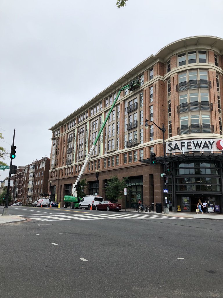 prfsnlgk's tweet photo. Hey @dcra, are you allowed to do stuff like this without blocking off the sidewalk? https://t.co/hu8sR3g02u