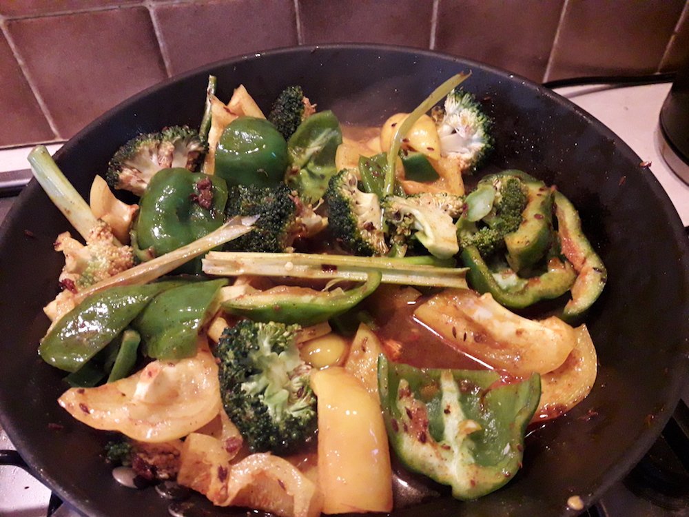 RecipePodcast's tweet image. Having Chicken shawarma for dinner

kitchennewbie.com/podcasts/chick…

Why not use the excess marinade to make shawarma vegetables?
Loads of peppers from the garden, fried in the shawarma marinade - plus a little broccoli and a spring onion.

It's vegetarian if you leave out the chicken.