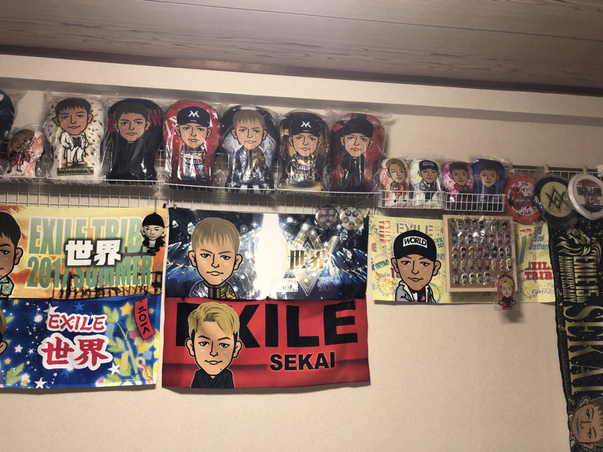 EX_CrazyWorld's tweet photo. 我が家に世界グッズ置き場が完成したー😂

まだまだ集めてる途中だけど、これからも頑張って行きたい✌

明日もクリアチャームと75mmをどうしようか考え中😓
ちなみにこの中に無い物があれば、連絡下さると有難いです😊
あと、居酒屋えぐざいるで会った皆様に感謝です🙇 https://t.co/KduWWwKrty