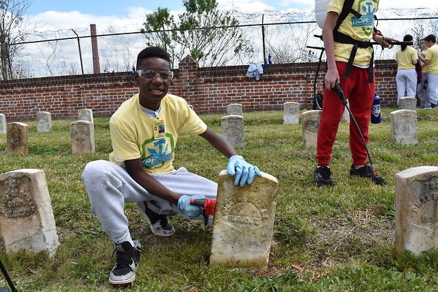 Volunteer opportunity at Stones River National Cemetery, TN.

On October 20, volunteers will clean over 4,000 headstones to connect volunteers with the preservation movement and the National Park Service through hands-on work.

#YearOfAction 
savingplaces.org/places/stones-…