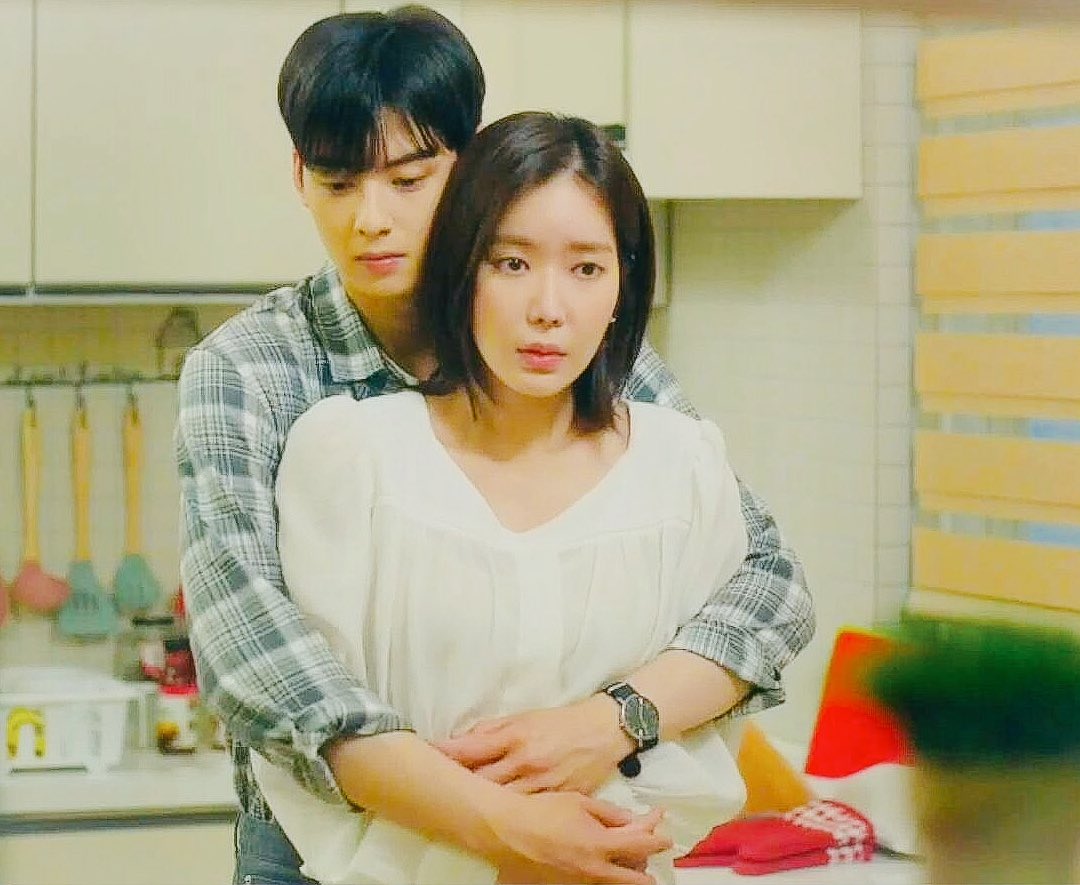 _aurorarain_'s tweet photo. I can’t stop swooning over them and their adorableness. This back hug is love. Literally everything about them makes you feel giddy. 😍😍

#MyIDisGangnamBeauty #ImSooHyang #ChaEunWoo https://t.co/K3sz3pqn8M