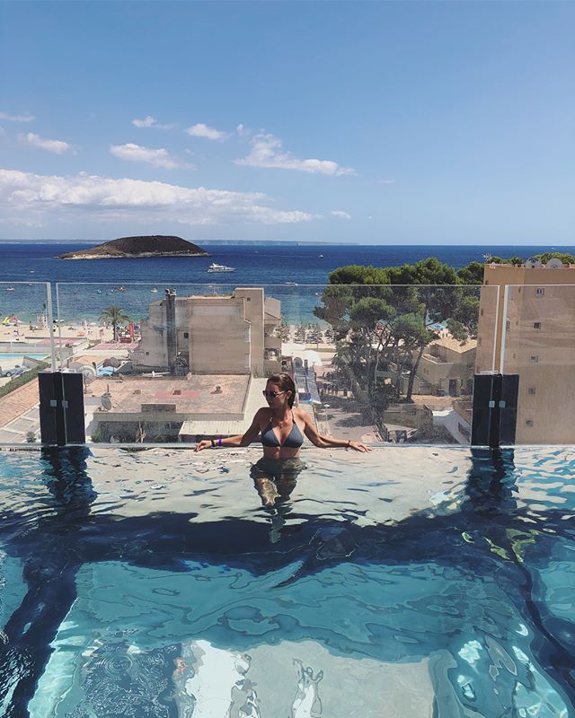 _SolHouse's tweet photo. 👑 BOW DOWN 👑
The best infinity pool in town has arrived @SolHouseCalviaBeach 💯
Image: katyaaakatyaaa https://t.co/nJmtyFHpUV