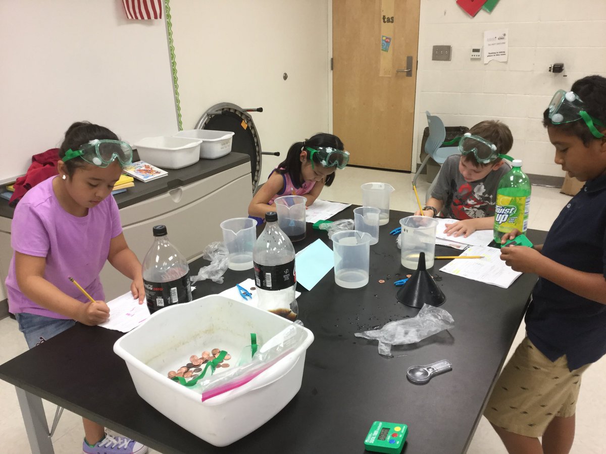 leigh_nan's tweet photo. Third graders participate in STEM activities at NES ⁦@NES_bcsd⁩ #Explorenexton https://t.co/4cs2alvPrk