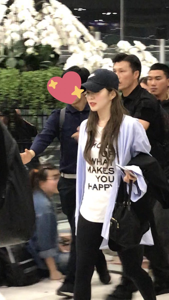 mmchubae's tweet photo. จะร้องไห้แล้วววแงงง😭 #RedVelvet_RedMareinBKK https://t.co/mhIeCFFZPF