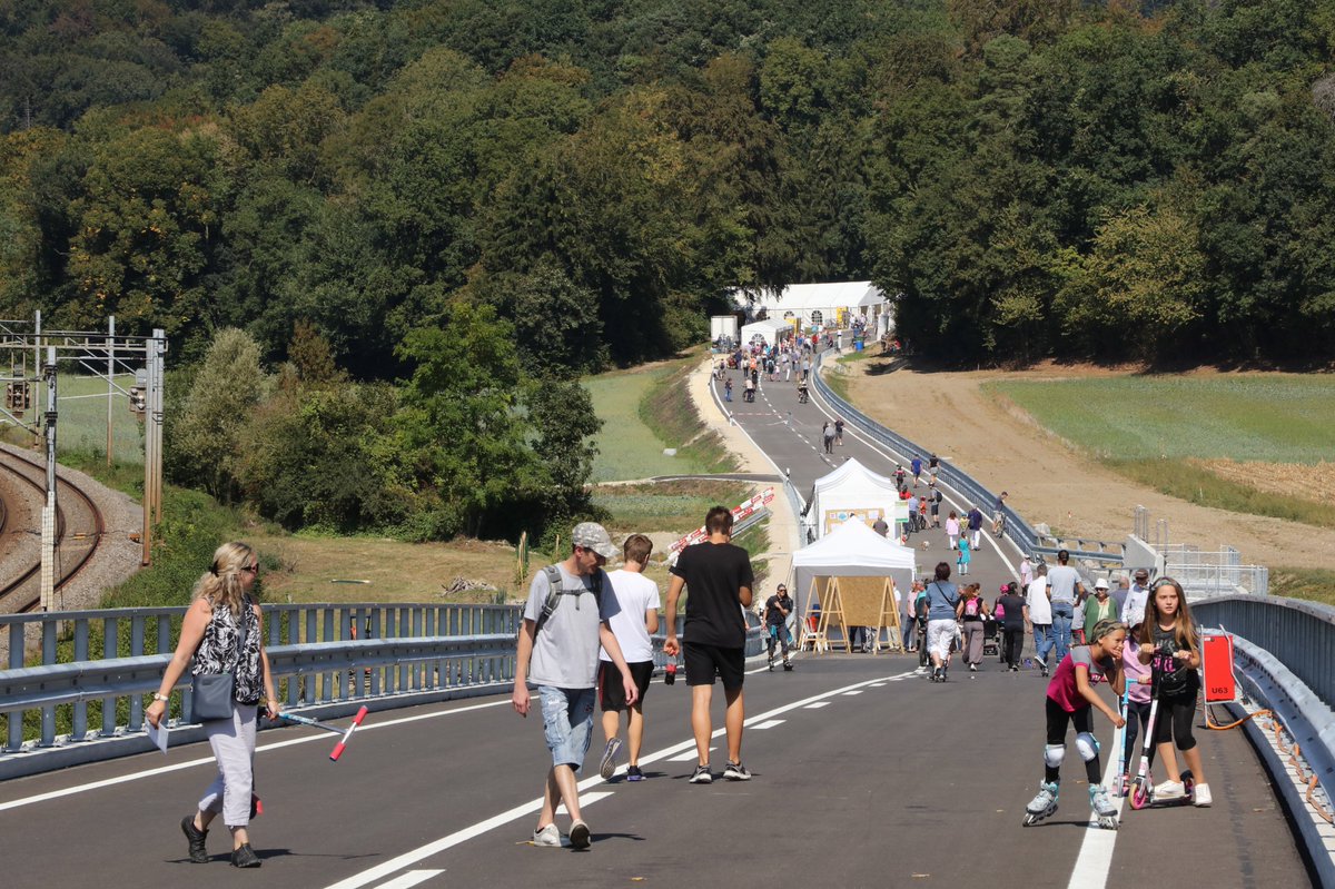 EtatdeVaud's tweet photo. Gros succès pour les «portes ouvertes» sur la nouvelle route cantonale #RC177 (entre la zone industrielle de #Vufflens-la-Ville – #Aclens et la jonction autoroutière de #Cossonay) #Vaud https://t.co/GoBIxl6DfQ https://t.co/5106ztAajS
