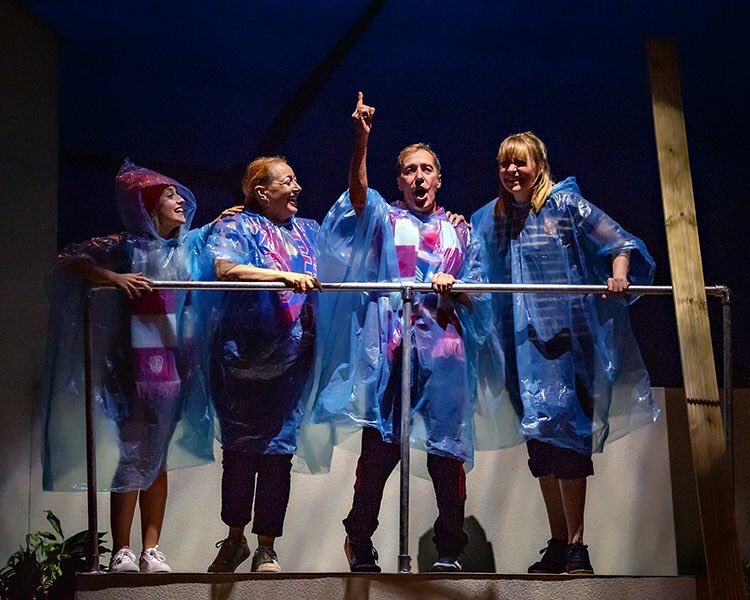 jgodberco's tweet photo. Get out of the rain.... see 'Long Live the Kings of Hull' @NewTheatreHull tonight! https://t.co/mwWtUDfZl4