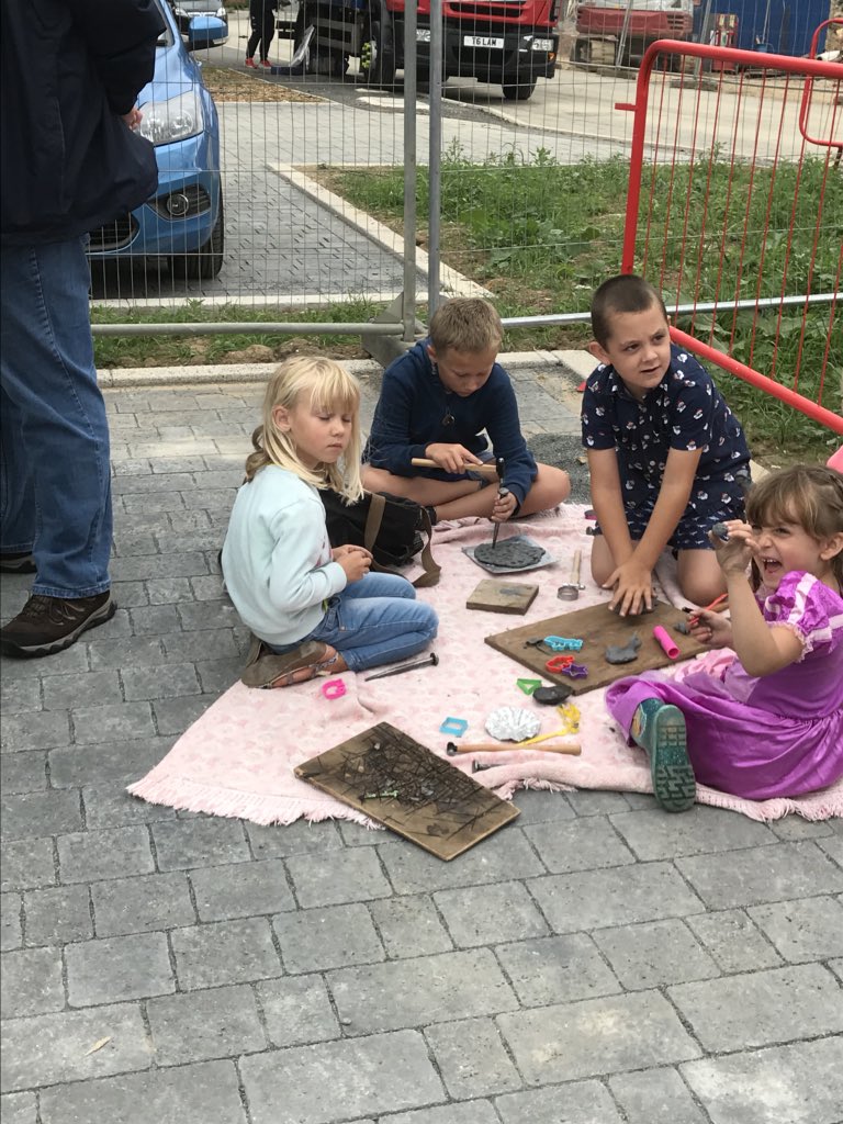 What a fabulous day working with the community in new <a href="/WeAreVIVIDhomes/">VIVID</a> at Leah Gardens, Eastleigh. Can’t wait to see the finished art work <a href="/BexSimonArtist/">Bex Simon</a> <a href="/EastleighBC/">Eastleigh Borough Council</a>