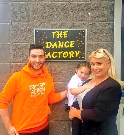 robbiekane74's tweet photo. So lovely to see photo of pal #SharonHennessy lil Granddaughter #Bonne start at the talented @robert_murph #DramaticAction #StageSchool earlier! A Star defo in the making x 🎤🎵🎶🎼🎻🎹🎷 https://t.co/8xo9XIqPNO