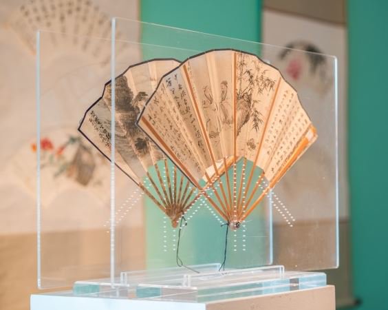 Sothebys's tweet image. Our #NYC galleries are now open and brimming with Chinese paintings and works of art in advance of the upcoming #AsiaWeek auctions. Swing by this weekend to see the dazzling array of ceramics, bronzes, paintings and more on view! #SothebysAsianArt bit.ly/2Nt7ts6