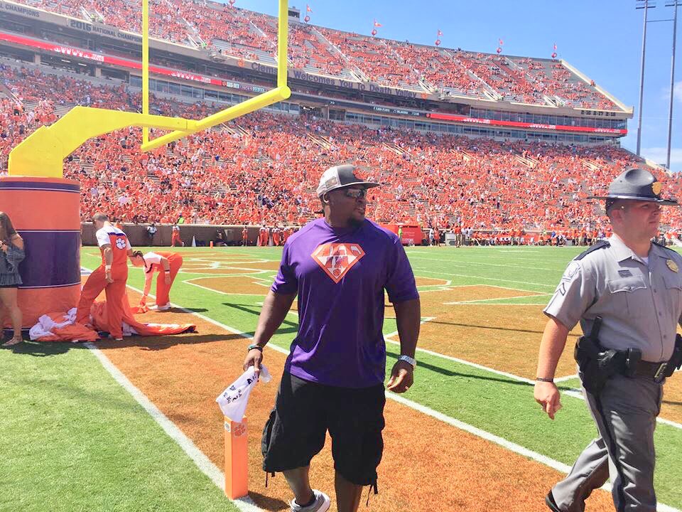 CS2SA's tweet photo. Last week Coach Rodney Blunt was the Honorary Captain for the Clemson vs. Furman game representing the 1993 team at their 25th reunion. Good luck tonight TIGERS! @winnersvchamps @DraytonFlorence
#CS2SA #DrugFreeDontTryMe #ALLin https://t.co/dVazKvyGfu