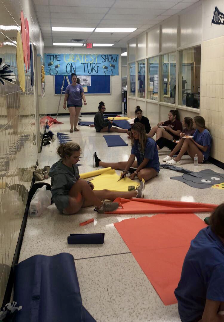 ldbell_cheer's tweet photo. The cheerleaders are painting signs for their Hoco hallโ this year is Circus theme #BellCheer #GoBlueRaiders https://t.co/ba5kMJsmQ0