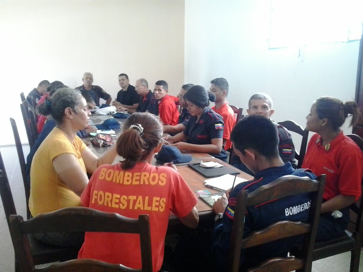 BbrosVIribarren's tweet photo. Planificación junto a Bomberos forestales de Bqto apoyando a @bomberosIrib y la gestión del Cmdte Tcnel Victor Montero #JuntosEsPosible https://t.co/HIREuOziCG
