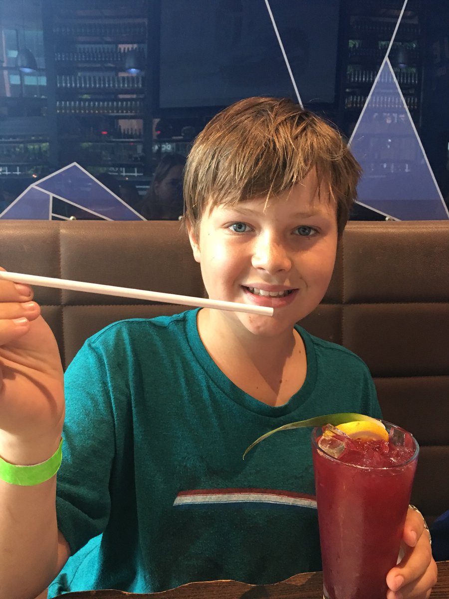 nightchatsbob's tweet photo. @BlueSushiFTW using paper straws!! #stopsucking https://t.co/PmzW1tJFmv