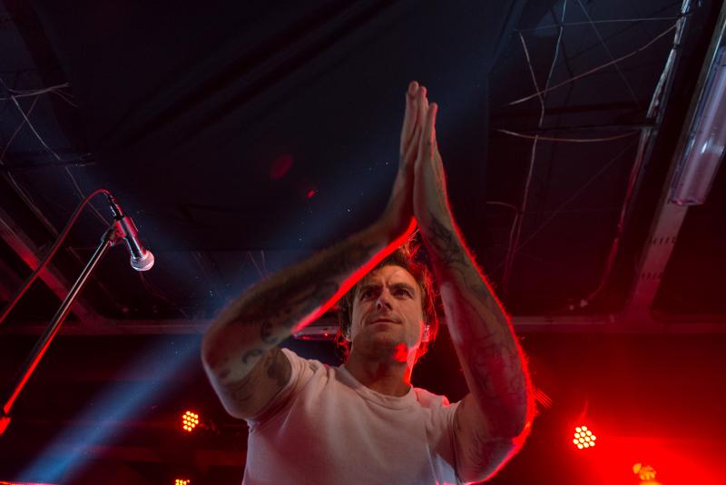 rockaxisoficial's tweet photo. Alta tensión: #CircaSurvive, #TenemosExplosivos y la entrega del público en una enérgica noche de viernes. Comentario de @cesartudela, fotografías por @JuanMaralla. https://t.co/nGE7YWV51y https://t.co/8TDKp3SN8P