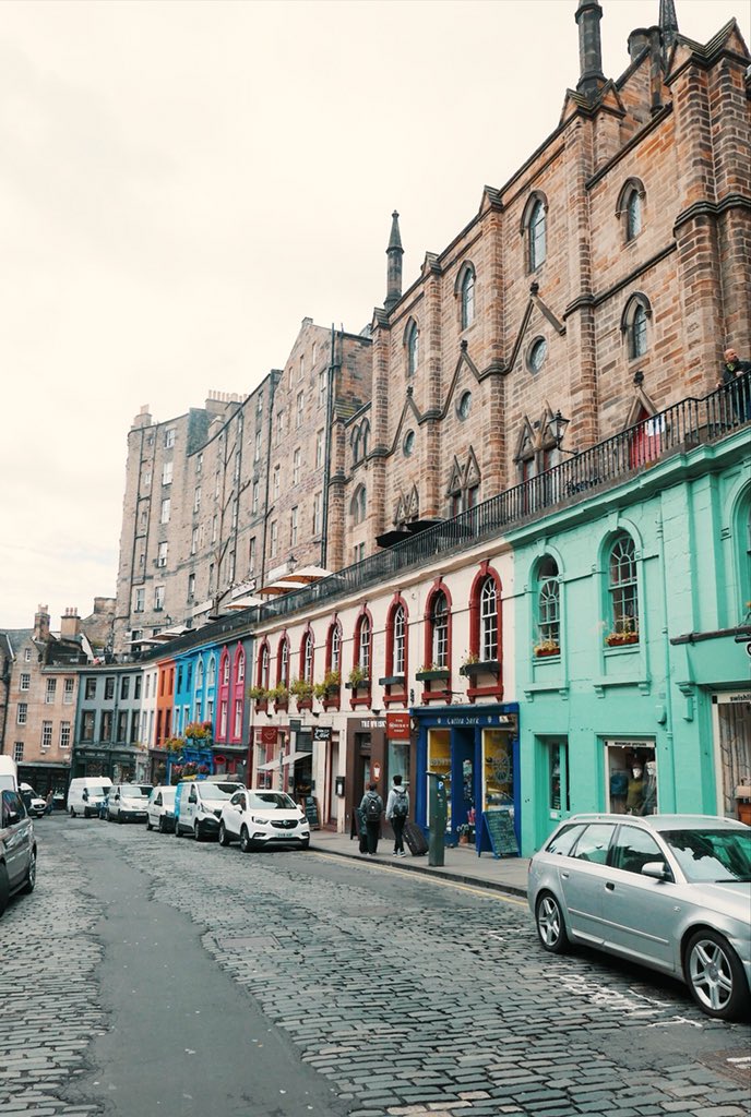 WeekendCandy's tweet photo. Edinburgh, I SERIOUSLY have the hots for you. We’re going to need longer than a weekend. #Edinburgh @VisitScotland #weekendcandy https://t.co/KWvVw3ptnO