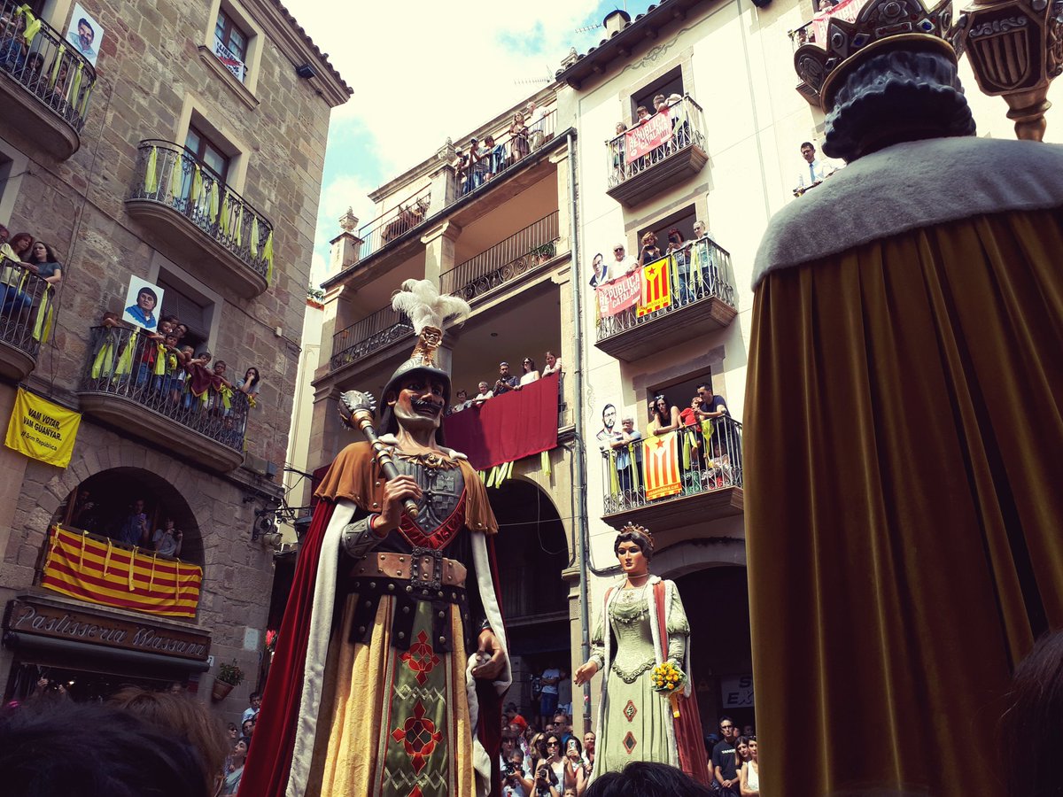 gegantscornella's tweet photo. Matí vivint de primerà mà una de les festes majors que millor conserva l'escencia. Cita imprescindible pels que tenim fal.lera gegantera #solsona #fmsolsona18 https://t.co/fDiAfXuCQY