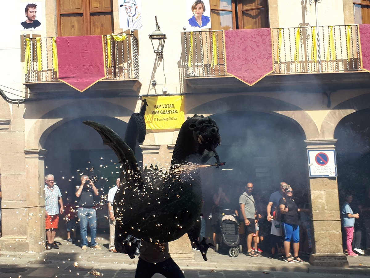 gegantscornella's tweet photo. Matí vivint de primerà mà una de les festes majors que millor conserva l'escencia. Cita imprescindible pels que tenim fal.lera gegantera #solsona #fmsolsona18 https://t.co/fDiAfXuCQY