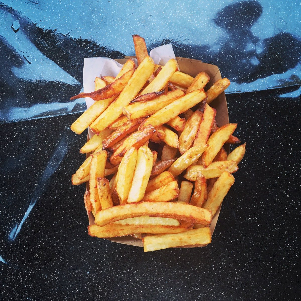 HungerfordFoodF's tweet photo. Nothing more delicious &amp; tempting when you're hungry than proper chips. So pleased The Chipsmyth will be showing their delicious handcut chips and toppings including pulled pork with BBQ sauce and ranch sauce, bacon, parmesan, hot sauce and chives. Totally delicious. https://t.co/0eeKJzk2Ju