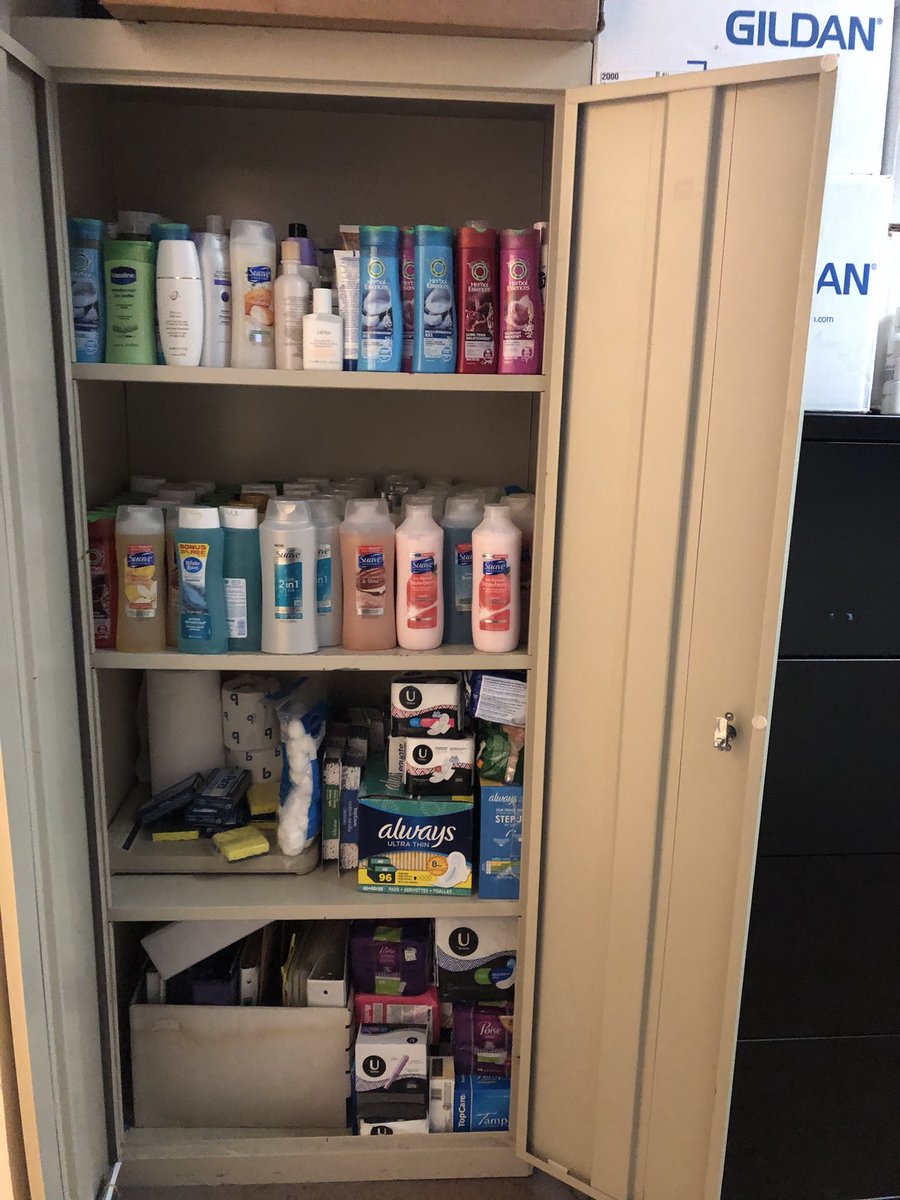 SyAndrews19's tweet photo. Organizing donations at the Elizabeth Freeman Center! #wrhsNHS #Wahconah @DebbieKowalczyk @_DavidDahari_ @wahconahrhs https://t.co/AOl36riA85