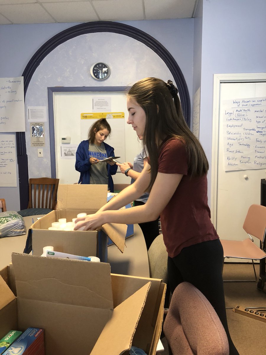 SyAndrews19's tweet photo. Organizing donations at the Elizabeth Freeman Center! #wrhsNHS #Wahconah @DebbieKowalczyk @_DavidDahari_ @wahconahrhs https://t.co/AOl36riA85