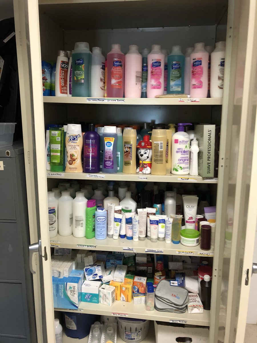 SyAndrews19's tweet photo. Organizing donations at the Elizabeth Freeman Center! #wrhsNHS #Wahconah @DebbieKowalczyk @_DavidDahari_ @wahconahrhs https://t.co/AOl36riA85