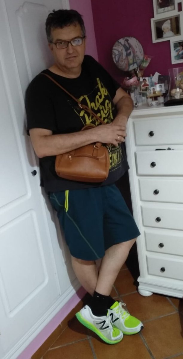 Reconozco que no tengo cartera, ni de piel de Ubrique ni de ningún tipo. Es una de mis asignaturas pendientes. Pero si alguien quiere regalármela por favor #PieldeUbrique. De momento, con el bolso de mi mujer me apaño, que sí es del pueblo de mi amigo <a href="/ModestoBarragan/">Modesto Barragán</a>