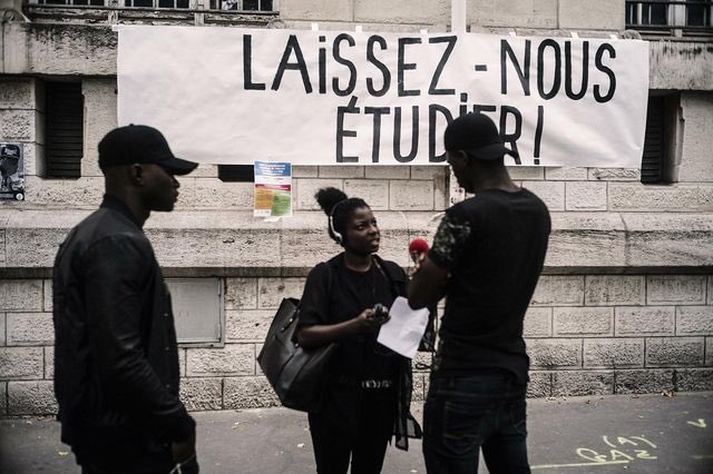 SCOL_MNA's tweet photo. « Environ 200 personnes se sont réunies vendredi devant le lycée Voltaire, dans le XIe arrondissement de Paris, pour demander au rectorat de scolariser tous les jeunes migrants, sans attendre qu'ils soient reconnus mineurs par la justice. »
Via @libe https://t.co/KWoFwBMuh4