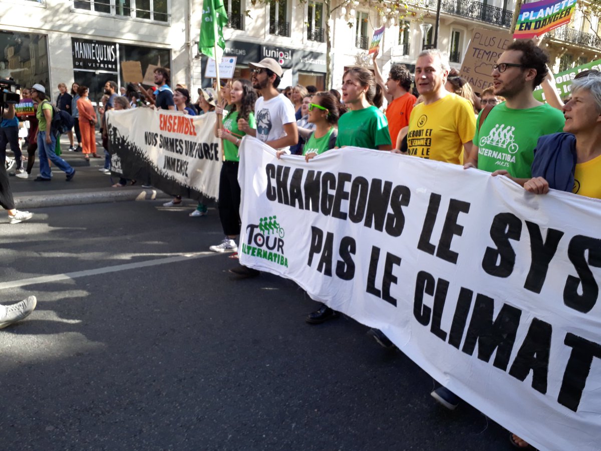 bernardlabat1's tweet photo. A #MarchePourLeClimat tout à l'heure a Paris, tête du cortège ONG. Du monde dans la rue pour sauver ce qui peut l'être.. . Encore. #ExploreLeMonde #climat https://t.co/6oA1iQ1kd3