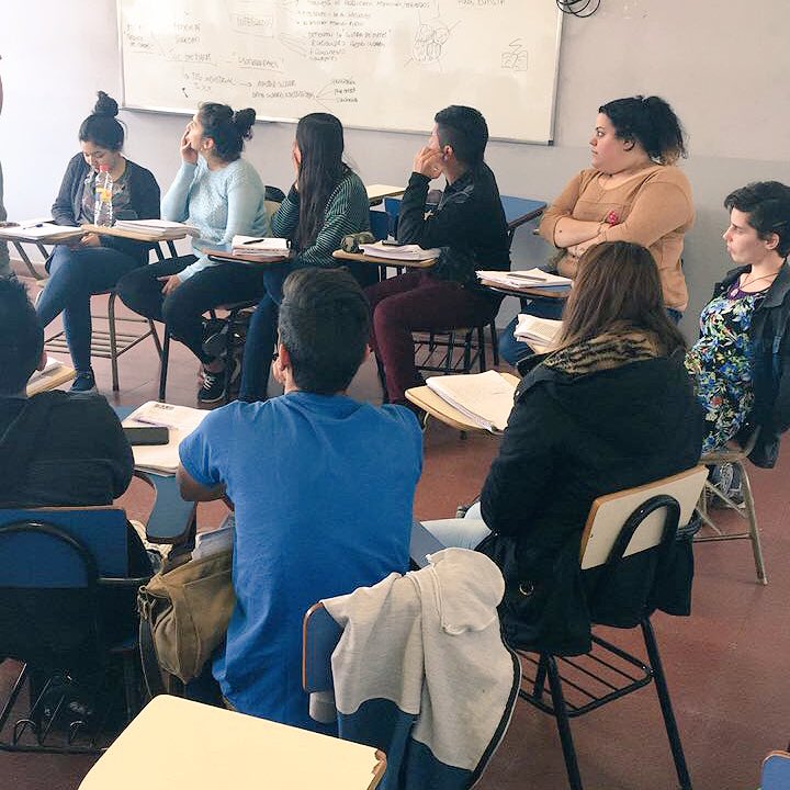 catedra_iac's tweet image. #CursadaSábados Pleno debate sobre las posturas de #apocalipticos e #integrados en la clase sobre cultura de masas y medios de comunicación.