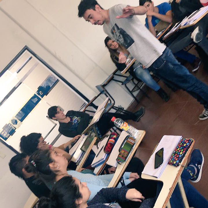 catedra_iac's tweet image. #CursadaSábados Pleno debate sobre las posturas de #apocalipticos e #integrados en la clase sobre cultura de masas y medios de comunicación.