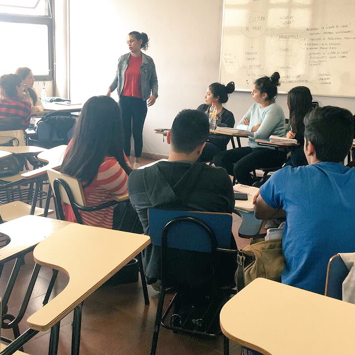 catedra_iac's tweet image. #CursadaSábados Pleno debate sobre las posturas de #apocalipticos e #integrados en la clase sobre cultura de masas y medios de comunicación.