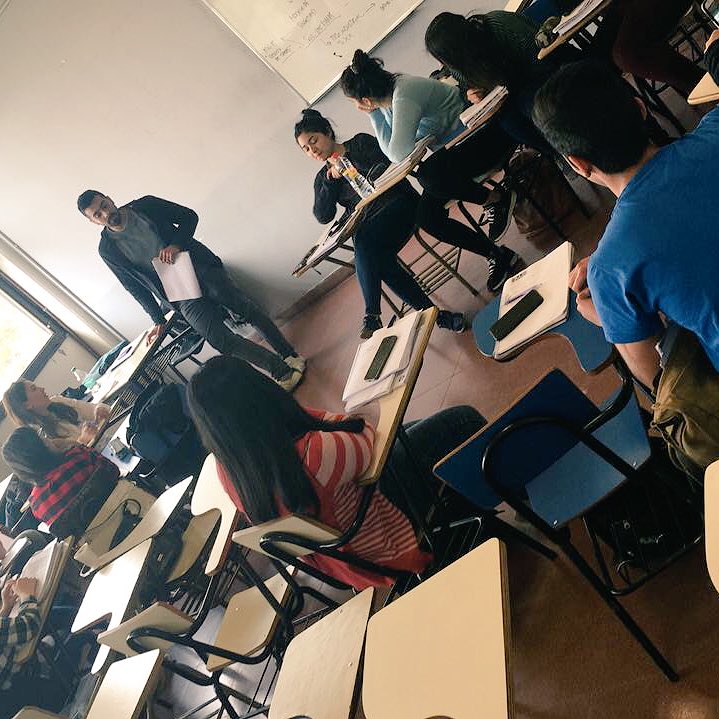 catedra_iac's tweet image. #CursadaSábados Pleno debate sobre las posturas de #apocalipticos e #integrados en la clase sobre cultura de masas y medios de comunicación.