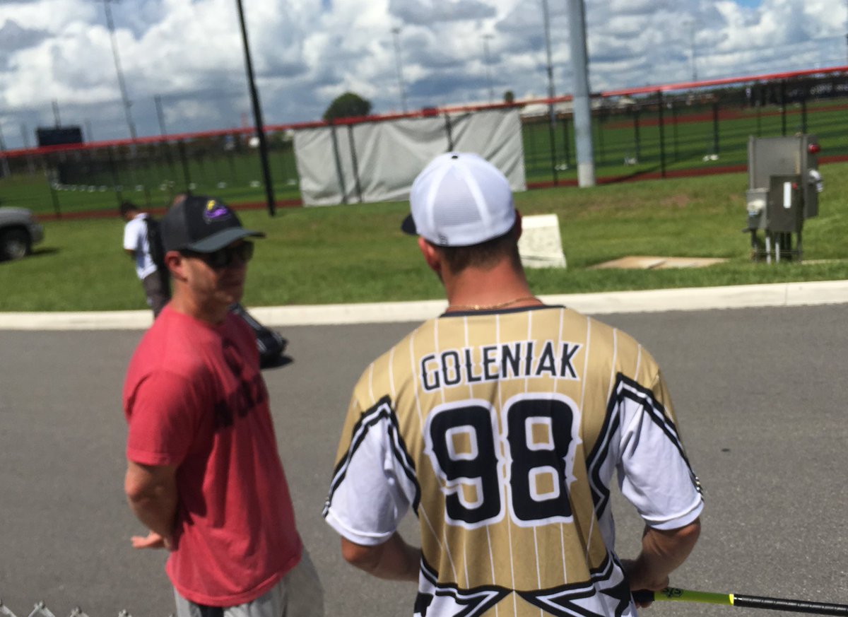 USSSASlowpitch's tweet image. The passing of the Torch 🔥 

Congrats to @ZGoleniak on winning @USSSAMIBaseball #smashit7 😀

Just a couple Michigan ballplayers talkin shop! 🤔Wonder what sort of advice Donny’s giving

(Ps. This dudes only 20... something tells me you should remember his name 😏)