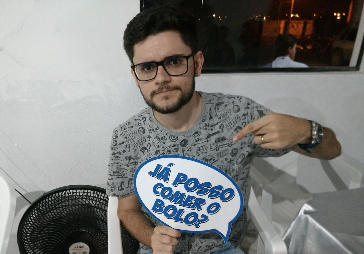 POLLY_RONDOW's tweet photo. Eu chegando nas festas de aniversário https://t.co/nlsJVLs6ek