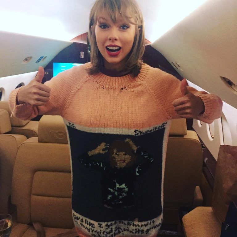 knithacker's tweet photo. Taylor Swift Shows Off Fan-Knit Sweater - It's a Polaroid of Her! https://t.co/3v1iSdyGjk #knitting #taylorswift #waybackhack https://t.co/z55gZ8td4w