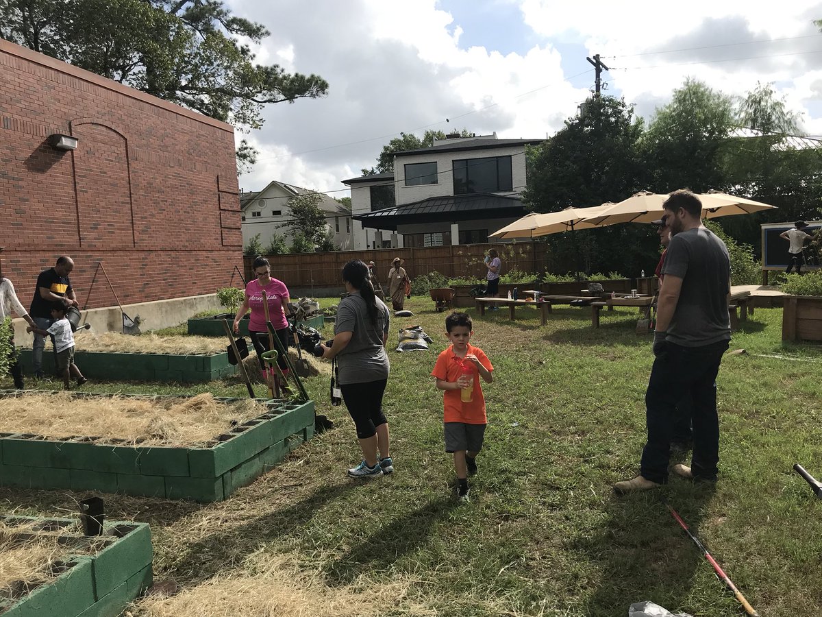 A_Stevenson3's tweet photo. Thank you @UrbanHarvest for helping us make our school even more beautiful. Loved having the opportunity to meet and garden with community members, parents, and students who are just as passionate about our school as we are. ❤️@MemorialElm #MemorialES2018 https://t.co/P54Hj5X8cS