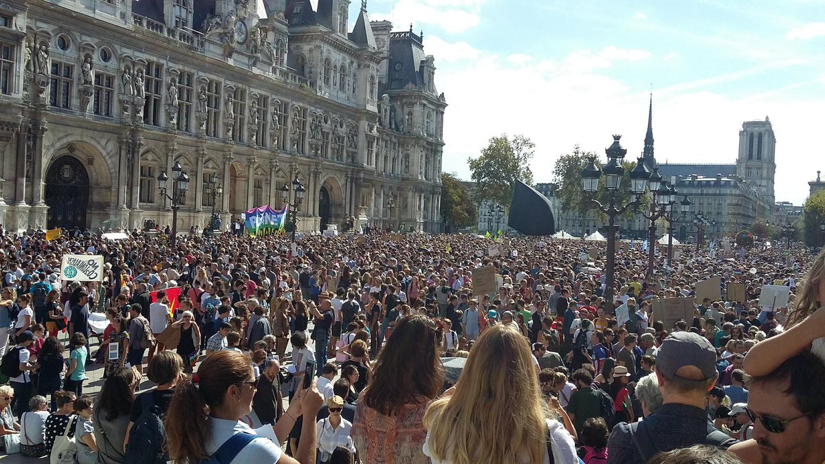 Ushuaia_TV's tweet photo. Énorme mobilisation aujourd'hui à Paris et partout en région pour le climat  ! #RiseForClimate https://t.co/PXDbHwrv4k