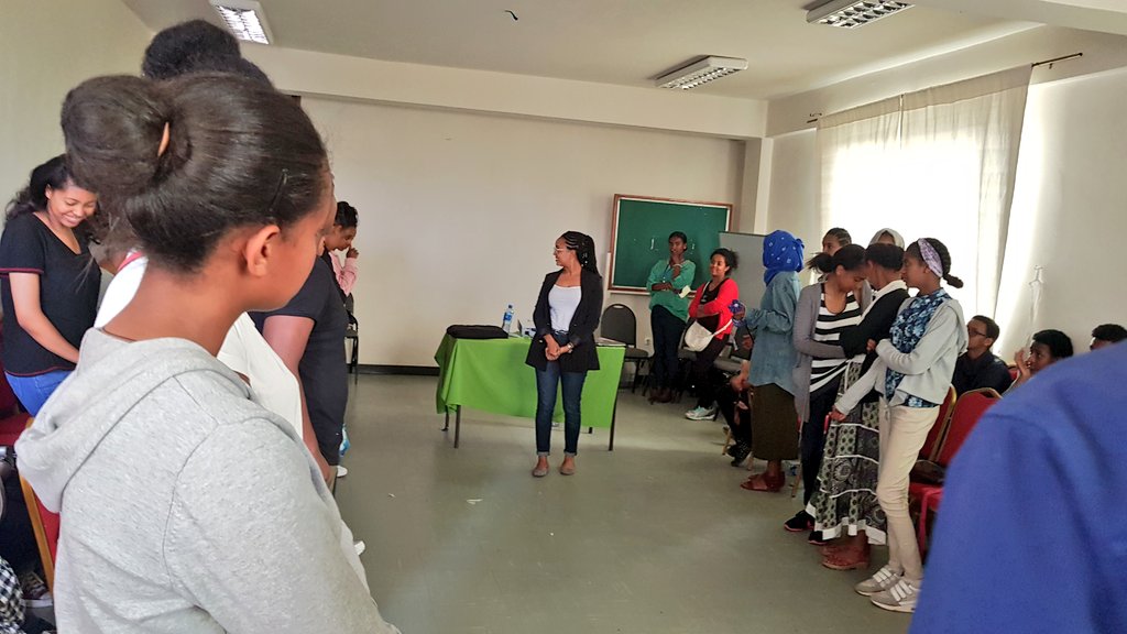 EthioPhenomenal's tweet photo. So honoured to meet &amp; share my life experience to these amazing young girls and boys. They are highschoolers who were volunteering in public primary schools during the summer. They provided summer classes &amp; one-on-one mentoring to their juniors. 
#OurHopes ❤
@NWaber https://t.co/GqV1ou2k8D