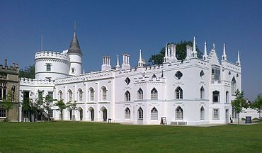 Chimni_Wiki's tweet image. Strawberry Hill House is a mad concoction of turrets &amp;amp; crenellation. It is Britain’s finest example of Georgian Gothic Revival architecture and was originally built as Horace Walpole’s summer residence but became a tourist attraction in his own lifetime. #WestLondon #HouseMuseums