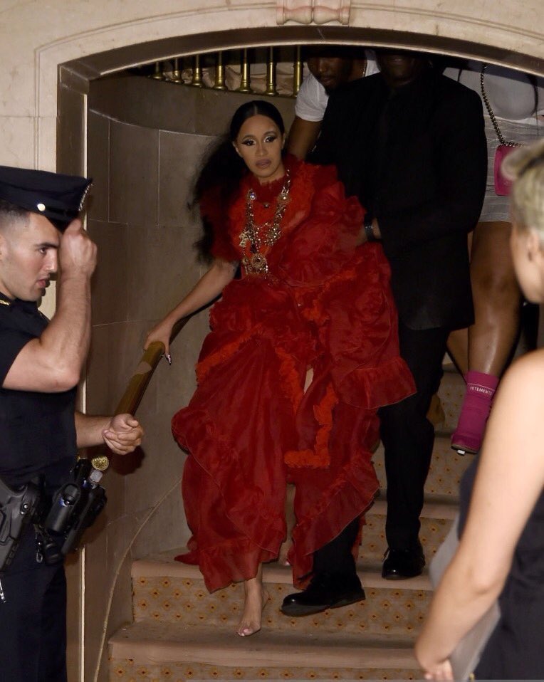 SimplePlan_H's tweet photo. I know Cardi B and Nicki Minaj is the point, but how can you be ignoring the hot policeman in the left? 😏 #CardiB #NickiMinaj #NYFW https://t.co/crES2X51vZ