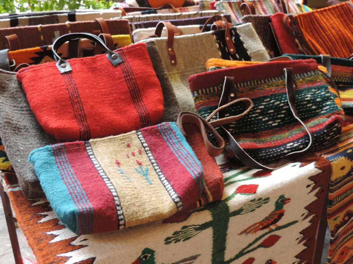 Culturacelaya's tweet photo. ¡Te esperamos en la Expo Venta Artesanal de la región Laja-Bajío y Oaxaca! Casa de la Cultura, de 11:00 a 20:00 hrs.  #ArteyCulturaCercaDeTi https://t.co/UoDRdIhbN2