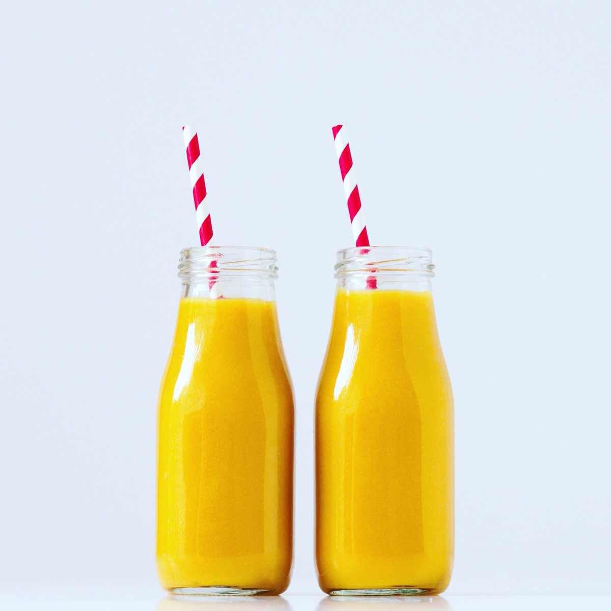 Christina_Ldn's tweet photo. This Pineapple + Turmeric + Ginger Smoothie is packed with anti-inflammatory properties and vitamin C.
RECIPE- Blend 1 banana, 1 pineapple , a piece of fresh ginger, 1 cup of plant milk and 1/2 tsp of turmeric. #pineapple #turmeric #ginger #smoothies https://t.co/1NhXaAAcFN
