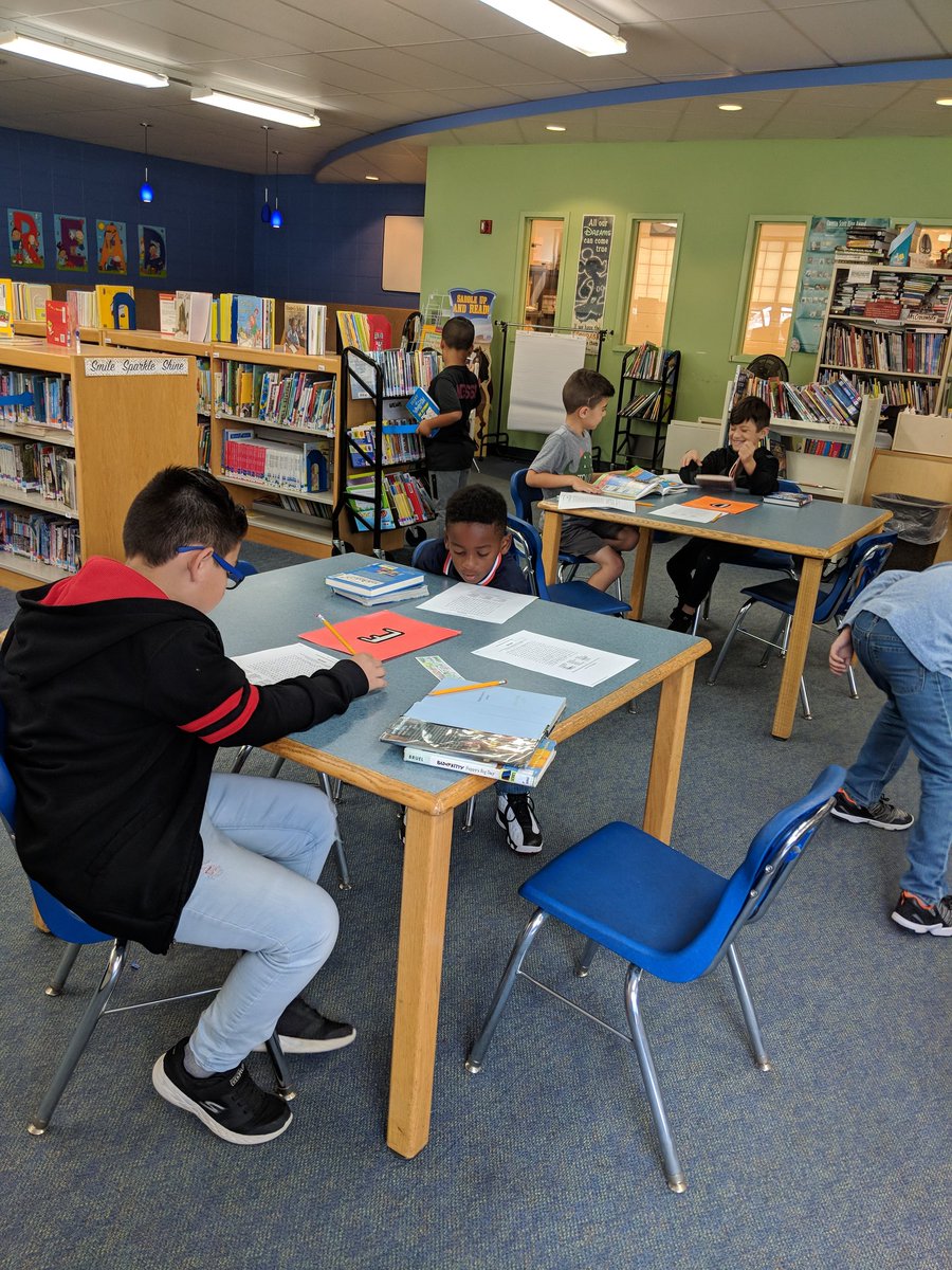 RoTorresCoach1's tweet photo. Students finding good fit books at our first library this year!#kidsbooks #bpd3km https://t.co/NsdVYut8c9