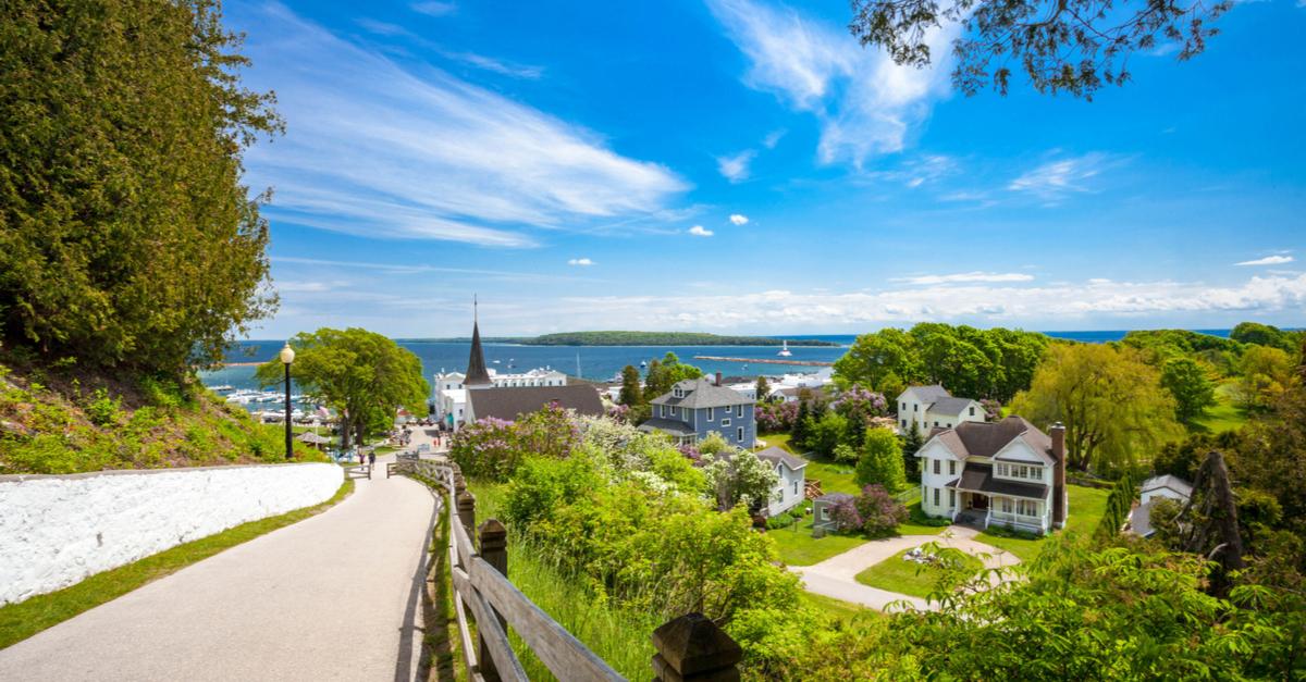 Expedia's tweet photo. Looking for the friendliest cities in America? Check out our 2nd annual list! https://t.co/IHoiZhGxC7 https://t.co/L2suB5TXAJ