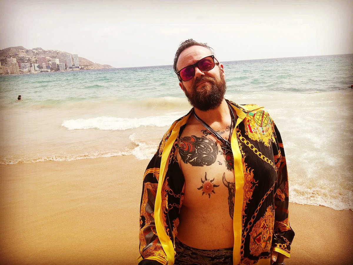 KayARoweArtist's tweet photo. It's been such a good break, Time spent on the beach, in the sea and laughing. Lots of laughing.
#magick #spain #benidormpride #beyourself #sun #cute #gay #lgbtq #tattoos #manifesting #versace #mgck #lawofattraction #fun #gaybeardsofinstagram #gaybears #bears #love https://t.co/93Xo2tqcAX