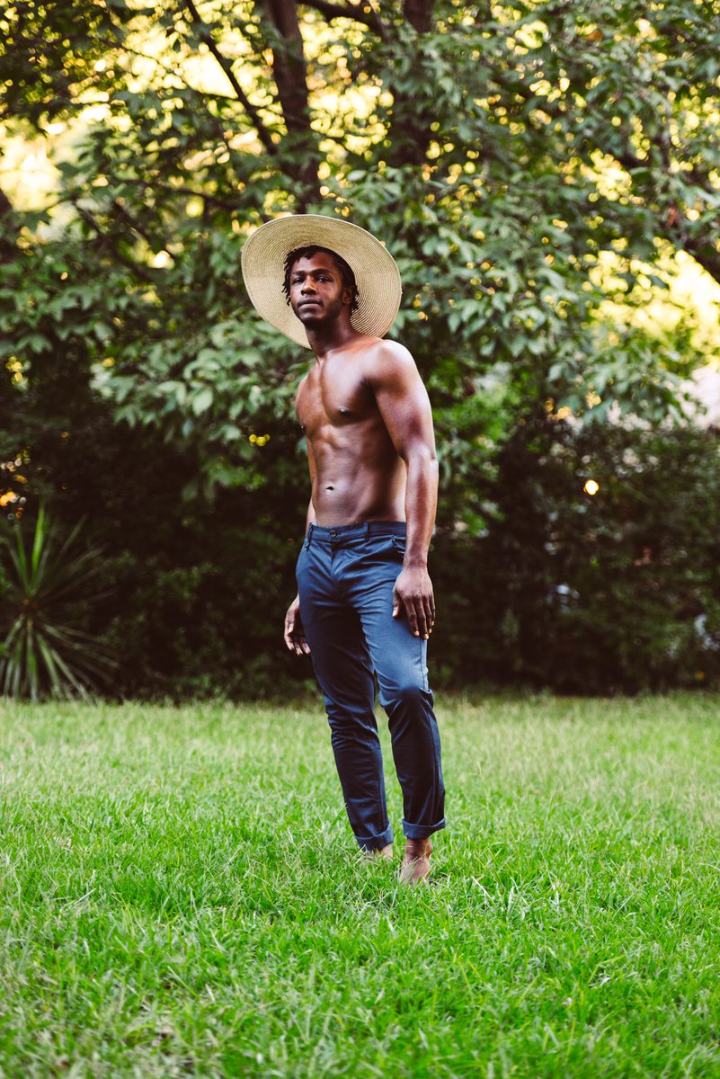AndreAlva224's tweet photo. Who tryna sign me π€£π€£ #strugglingmodel #malemodel #modeling #model https://t.co/a1drmCy47c
